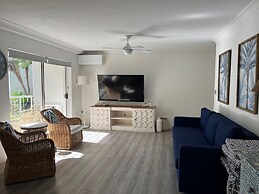 Cosy Central Burleigh Getaway