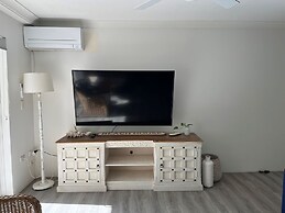 Cosy Central Burleigh Getaway