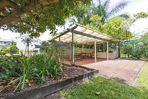 Cosy Central Burleigh Getaway