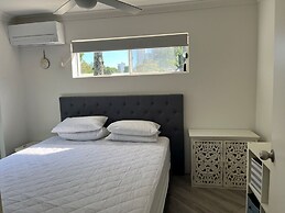 Cosy Central Burleigh Getaway