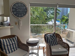 Cosy Central Burleigh Getaway