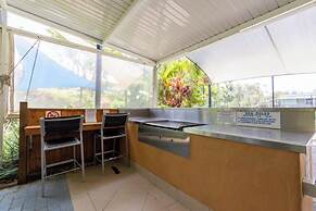 Cosy Central Burleigh Getaway