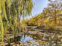 Mommy's home with breadfast and more