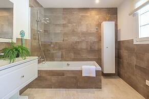 Luxury Family Escape Golf & Pool Retreat