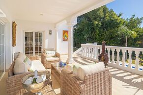 Luxury Family Escape Golf & Pool Retreat