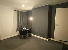 Cosy 2 Bed House - Sleeps 3, Parking & Garden