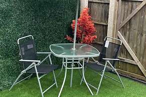 Cosy 2 Bed House - Sleeps 3, Parking & Garden