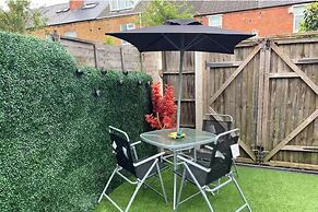 Cosy 2 Bed House - Sleeps 3, Parking & Garden