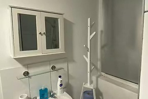 Cosy 2 Bed House - Sleeps 3, Parking & Garden