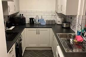 Cosy 2 Bed House - Sleeps 3, Parking & Garden
