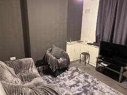 Cosy 2 Bed House - Sleeps 3, Parking & Garden