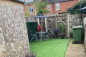 Cosy 2 Bed House - Sleeps 3, Parking & Garden