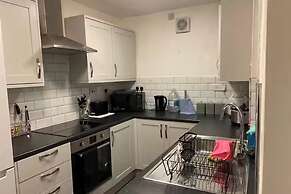 Cosy 2 Bed House - Sleeps 3, Parking & Garden