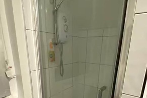 Cosy 2 Bed House - Sleeps 3, Parking & Garden