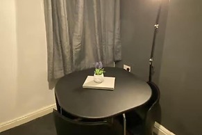 Cosy 2 Bed House - Sleeps 3, Parking & Garden