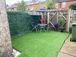 Cosy 2 Bed House - Sleeps 3, Parking & Garden