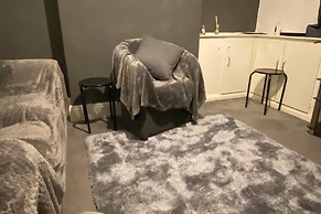 Cosy 2 Bed House - Sleeps 3, Parking & Garden