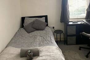 Cosy 2 Bed House - Sleeps 3, Parking & Garden