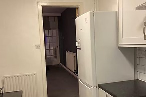 Cosy 2 Bed House - Sleeps 3, Parking & Garden