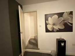 Cosy 2 Bed House - Sleeps 3, Parking & Garden