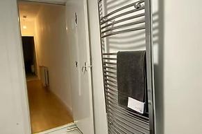 Cosy 2 Bed House - Sleeps 3, Parking & Garden