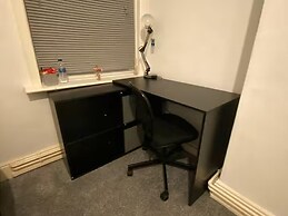 Cosy 2 Bed House - Sleeps 3, Parking & Garden