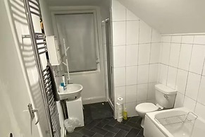 Cosy 2 Bed House - Sleeps 3, Parking & Garden