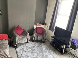 Cosy 2 Bed House - Sleeps 3, Parking & Garden