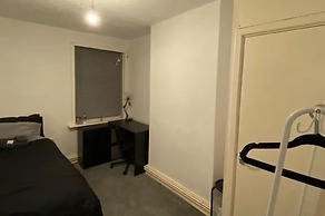 Cosy 2 Bed House - Sleeps 3, Parking & Garden