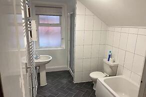 Cosy 2 Bed House - Sleeps 3, Parking & Garden