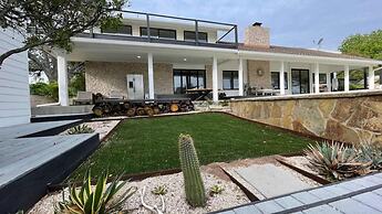 Luxurious Modern Retreat With Private Pool Patio