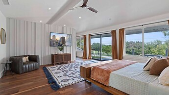 Luxurious Modern Retreat With Private Pool Patio