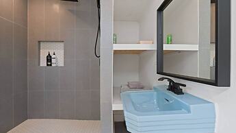 Luxurious Modern Retreat With Private Pool Patio