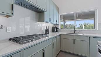 Luxurious Modern Retreat With Private Pool Patio