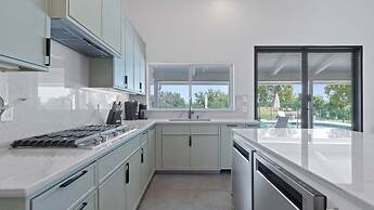 Luxurious Modern Retreat With Private Pool Patio