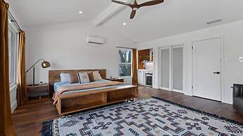 Luxurious Modern Retreat With Private Pool Patio