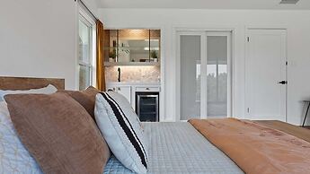 Luxurious Modern Retreat With Private Pool Patio