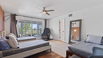 Luxurious Modern Retreat With Private Pool Patio