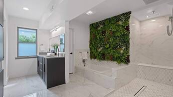 Luxurious Modern Retreat With Private Pool Patio