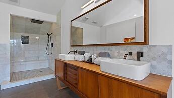 Luxurious Modern Retreat With Private Pool Patio