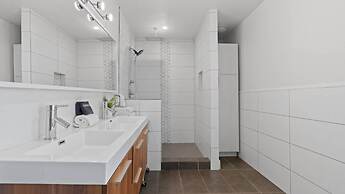 Luxurious Modern Retreat With Private Pool Patio