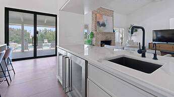 Luxurious Modern Retreat With Private Pool Patio