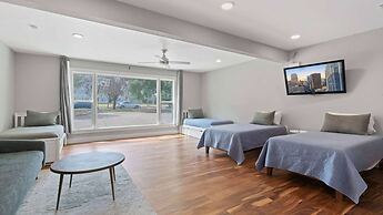 Luxurious Modern Retreat With Private Pool Patio