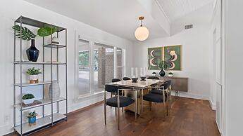 Luxurious Modern Retreat With Private Pool Patio