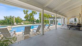 Luxurious Modern Retreat With Private Pool Patio