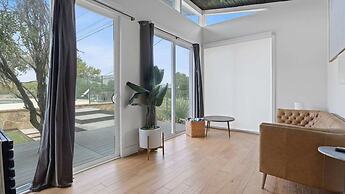 Luxurious Modern Retreat With Private Pool Patio