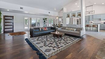 Luxurious Modern Retreat With Private Pool Patio