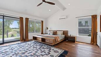 Luxurious Modern Retreat With Private Pool Patio