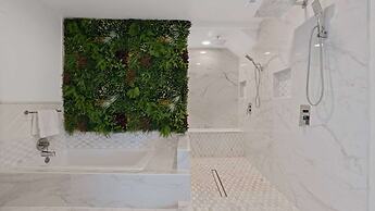 Luxurious Modern Retreat With Private Pool Patio