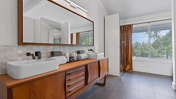 Luxurious Modern Retreat With Private Pool Patio